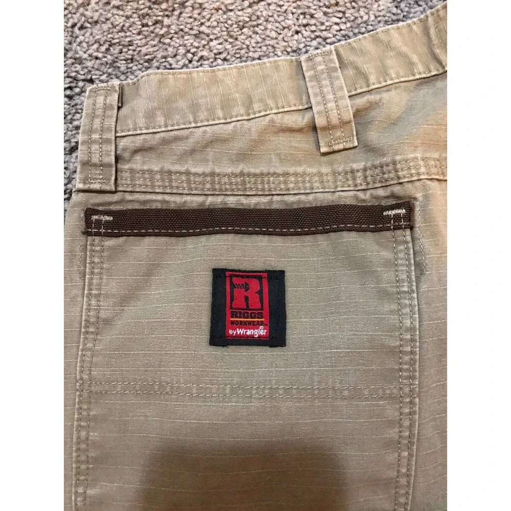 Riggs Workwear by Wrangler Men's size 40X32 Carpenter pants - RipStop